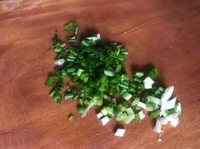 香肠摘洗干净，切葱花