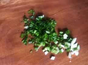 香肠摘洗干净，切葱花