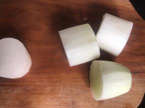 白萝卜洗净去皮，切成寸段