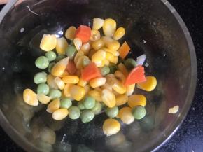 把玉米粒、青豆、胡萝卜丁备好