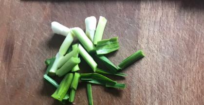 蒜苗摘洗干净，切成段