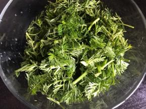 胡萝卜茵摘洗干净，切成小段，装入大点的容器中