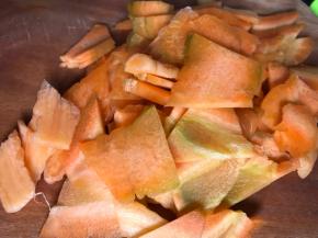 胡萝卜洗净去皮，切薄片