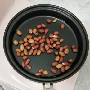 花生放锅里小火炒熟