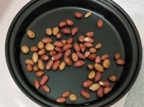 花生放锅里小火炒熟