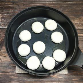 放入倒过少许油的平底锅中