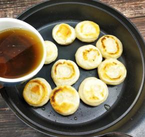 倒入提前化开的红糖水(红糖加开水)