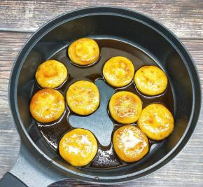 烧至糖水浓稠，均匀的包裹在小饼上