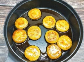 烧至糖水浓稠，均匀的包裹在小饼上