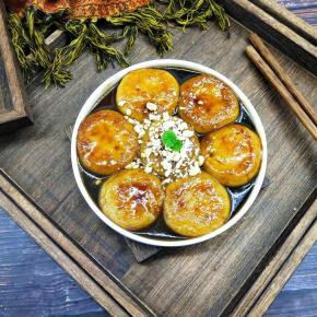 装盘，撒上芝麻碎即可