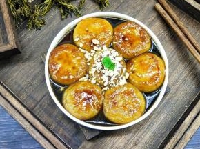 装盘，撒上芝麻碎即可