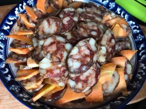 把香肠和胡萝卜一样一片交叉的摆入盘中，再在上面铺一层胡萝卜，再铺一层香肠