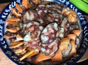 把香肠和胡萝卜一样一片交叉的摆入盘中，再在上面铺一层胡萝卜，再铺一层香肠