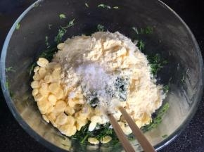 腌制好后加入玉米面、玉米粒和糖