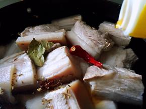 放入料酒，大火烧开后转中火，煮至肉8分熟