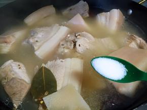 此时汤汁约剩余一半，放盐