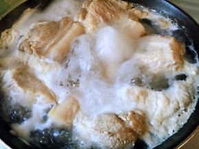 猪五花肉洗净，切半个手掌大小的块，凉水下锅，倒入少许料酒，焯水去血沫