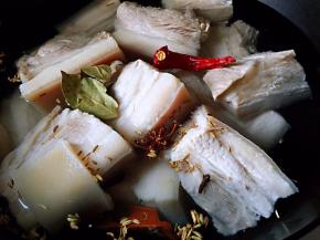 肉块放入锅中，添水没过肉块，放入配料