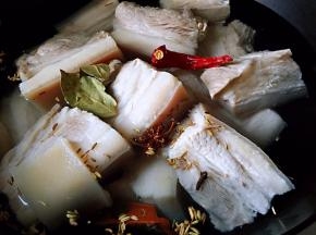 肉块放入锅中，添水没过肉块，放入配料