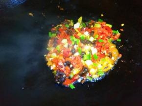 热油放葱姜蒜，剁椒，豆豉炒香。