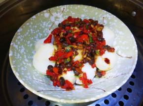 炒好浇在芋头上，蒸半小时。