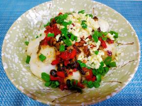 蒸好撒上蒜沫和葱花，浇上热油。