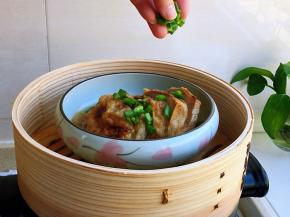 关火，撒上香葱碎，出锅。