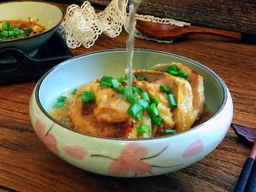 将热鸡汁淋在酥肉上。