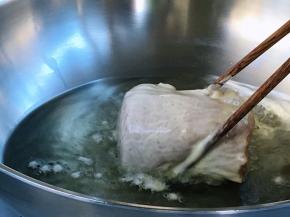 油温六成热，轻轻入锅，炸至四面焦黄捞出。