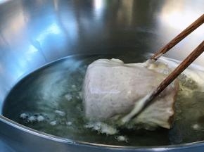 油温六成热，轻轻入锅，炸至四面焦黄捞出。