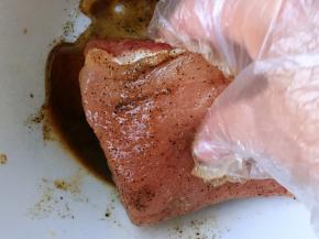 再加花雕酒，揉捏片刻，送入保鲜层腌制二十四小时，使肉可以腌透。