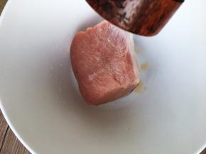 里脊肉磨入细海盐。