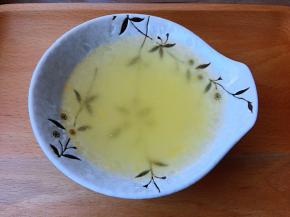 浓缩鸡汁用水稀释，煮至滚沸。