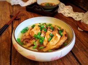 准备一碗香辣蘸汁，汤鲜肉嫩的鸡汁蒸酥肉就好了，开动吧！