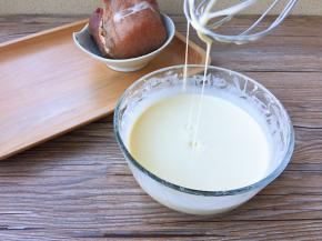 淀粉、面粉、鸡蛋加少许水调制成均匀的糊状，搅拌器提起，面糊呈直线降落即可。