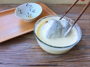 腌制好的里脊肉裹匀面糊。