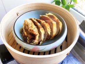 将肉片码放进容器内，锅上汽后中小火蒸三十～四十分钟。