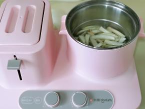 将切好的杏鲍菇焯水，锅中加水，烧开，下杏鲍菇，煮2分钟捞出。