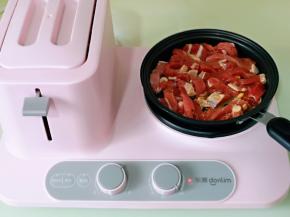 起油锅，加入切好的姜片，加入腌制好的牛肉条。