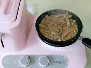 翻炒至变色，炒至8分熟，盛出备用，大约炒了2分钟左右。