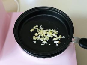 另起油锅，加入切好的蒜炒香。