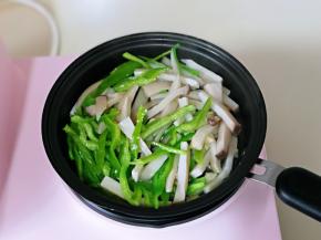 加入青椒丝，杏鲍菇，小火翻炒。