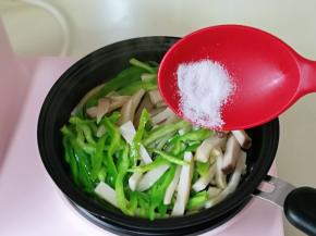 按个人口味加入盐。