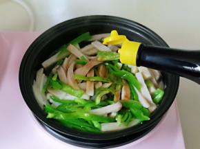 再加入生抽，小火翻炒2分钟。