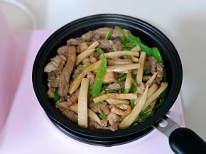 加入煸炒过的牛肉条，快速翻炒均匀关火出锅。