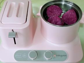 将紫薯洗干净，隔水蒸熟。