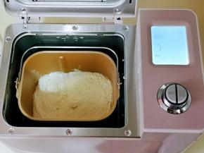 将桶放入面包机中。