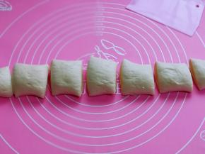 发酵好的面团排气，再分成等份的小面团。