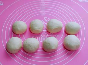 将小面团揉圆，盖上保鲜膜松弛10分钟。