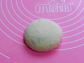 如包子手法捏起来，收口捏紧朝下，轻轻按压。